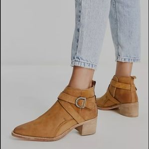 Free People tan/light brown distressed ankle booties in size 40 women's